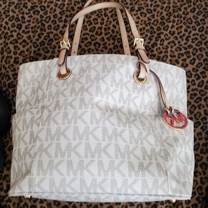 Michael Kors MK Jet Set Signature Tote